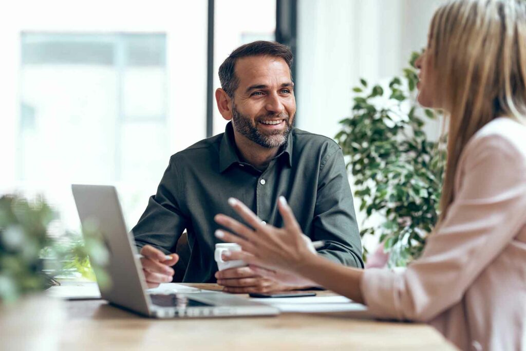 Consultant annonçant une augmentation de prix à un client.